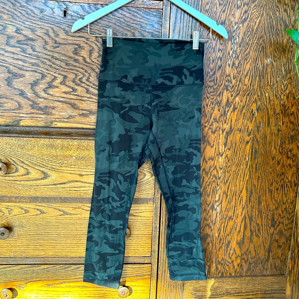 Lululemon Camouflage Black/ Green Cropped Leggings